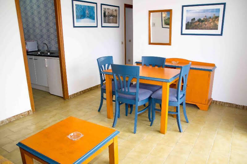 Apartamentos Charlys Can Picafort カン・ピカフォルト エクステリア 写真